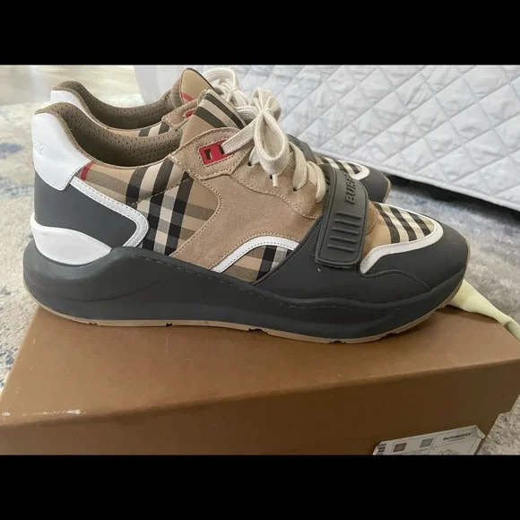 BURBERRY LOW TOP SNEAKERS - Picture 4 of 4